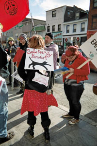 d2_signing_up_new_fol_supporters.jpgmid